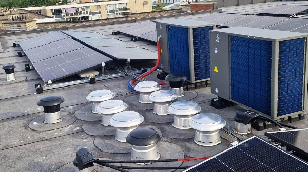 空气能 vs 太阳能：清洁能源供暖全方位对比